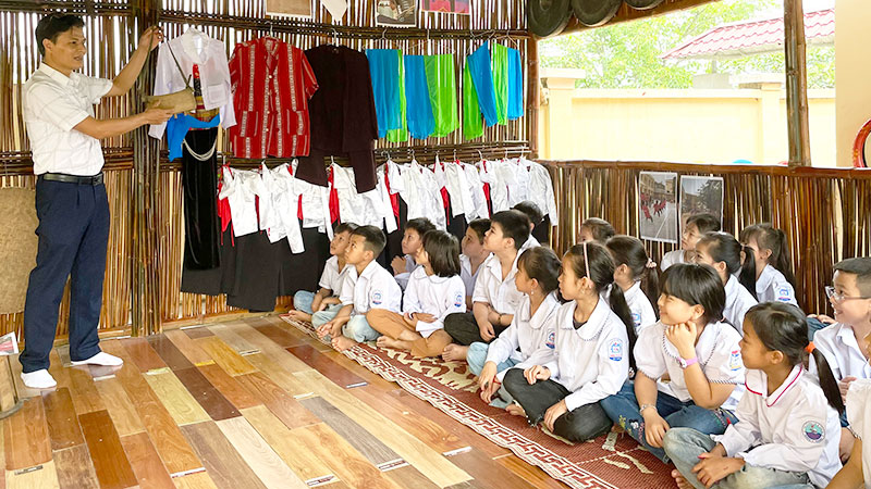 Giờ học tại không gian văn hóa Mường, Trường tiểu học và trung học cơ sở A Đú Sáng (Kim Bôi, Hòa Bình).
