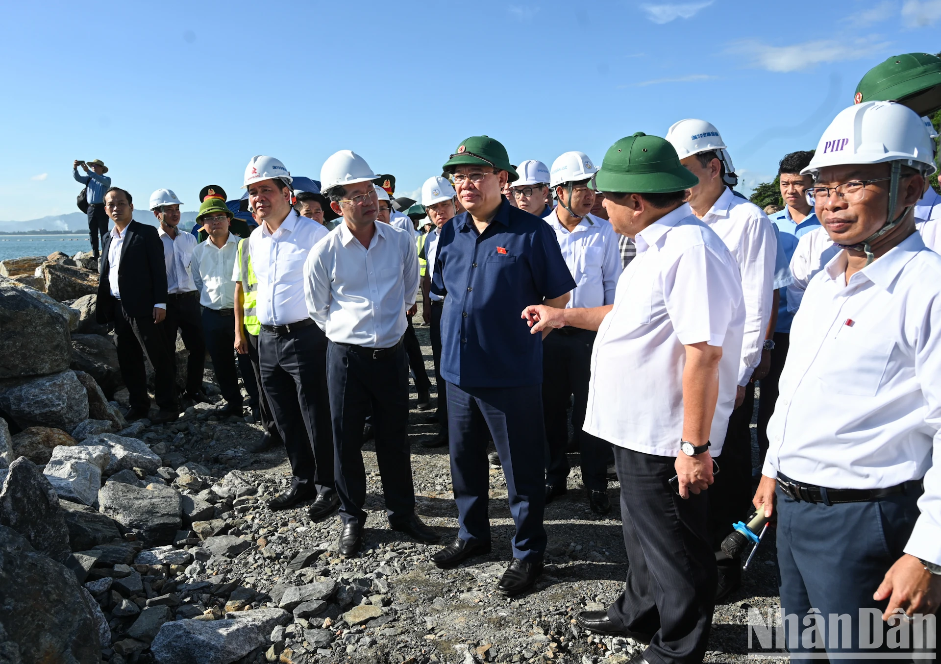 [Ảnh] Chủ tịch Quốc hội thăm động viên công nhân thi công tại dự án Cảng Liên Chiểu ảnh 6