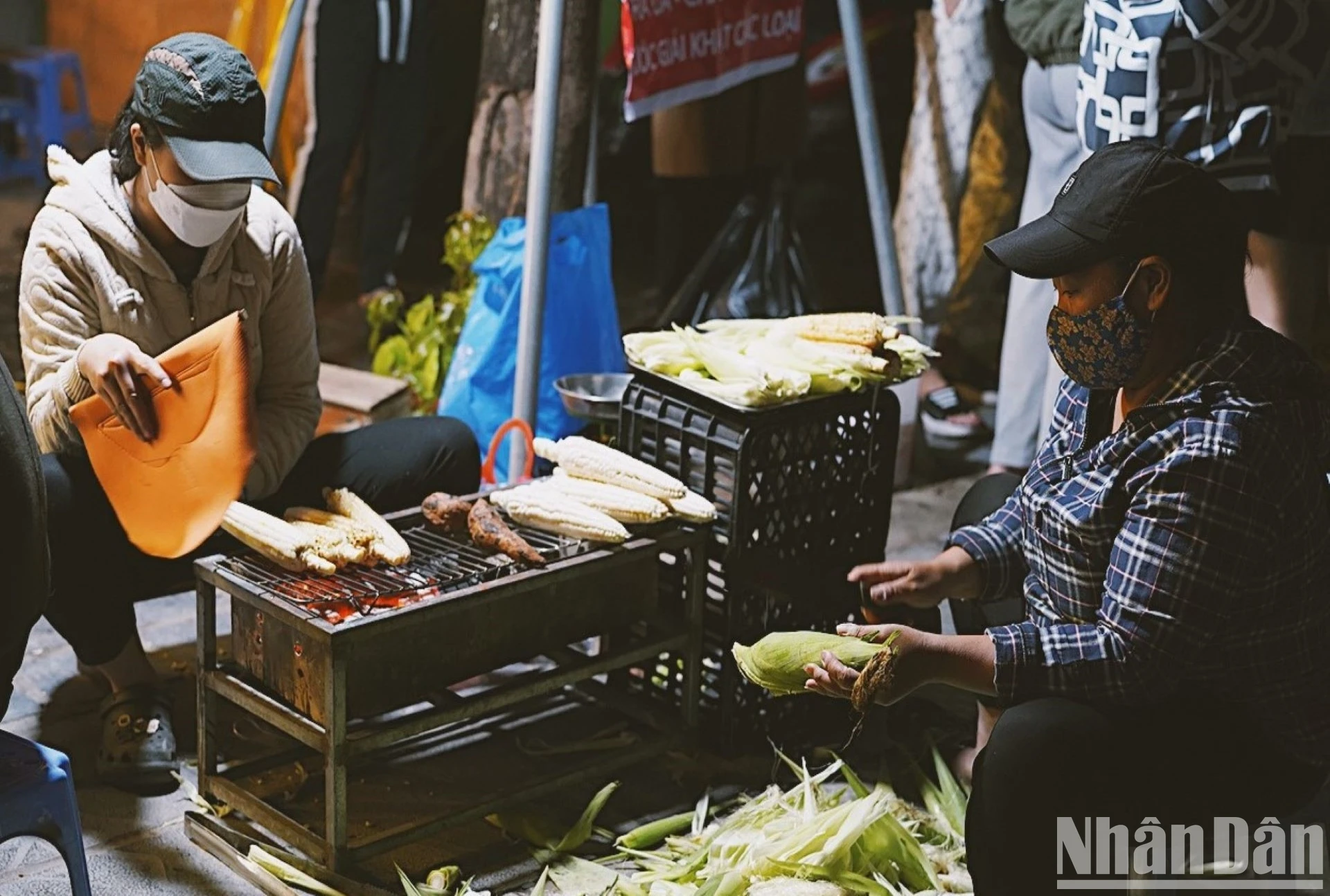 [Ảnh] Hà Nội sang đông, những món ăn đặc trưng thu hút giới trẻ ảnh 3