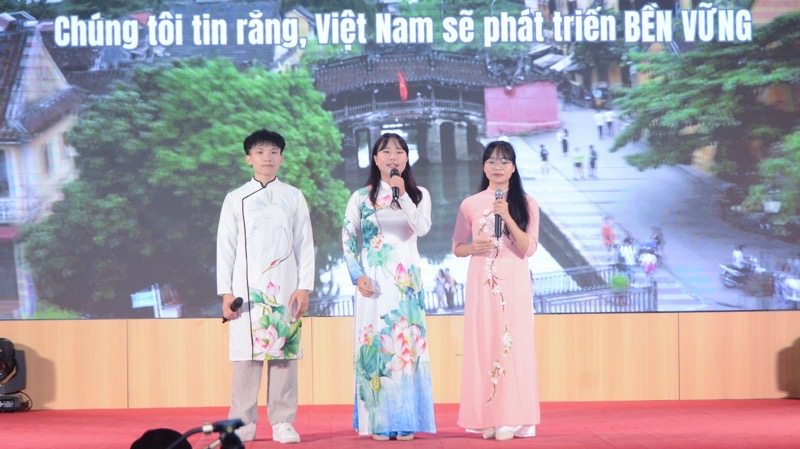 Lưu học sinh nước ngoài thi hùng biện tiếng Việt ảnh 1