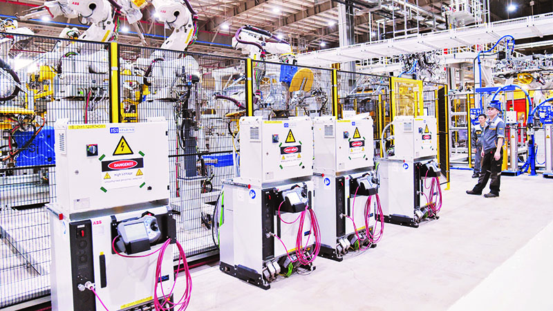 Sử dụng robot trong sản xuất và lắp đặt ô-tô ở Công ty TNHH Sản xuất và kinh doanh VinFast thuộc Tập đoàn Vingroup. Ảnh | ĐỨC ANH