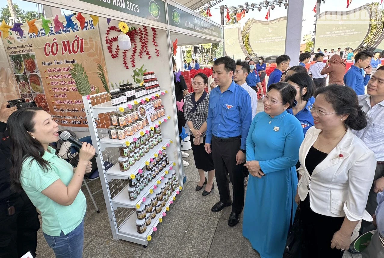 Tọa đàm “Nông nghiệp công nghệ cao - Cơ hội và thách thức” và hội chợ nông sản thanh niên toàn quốc ảnh 2