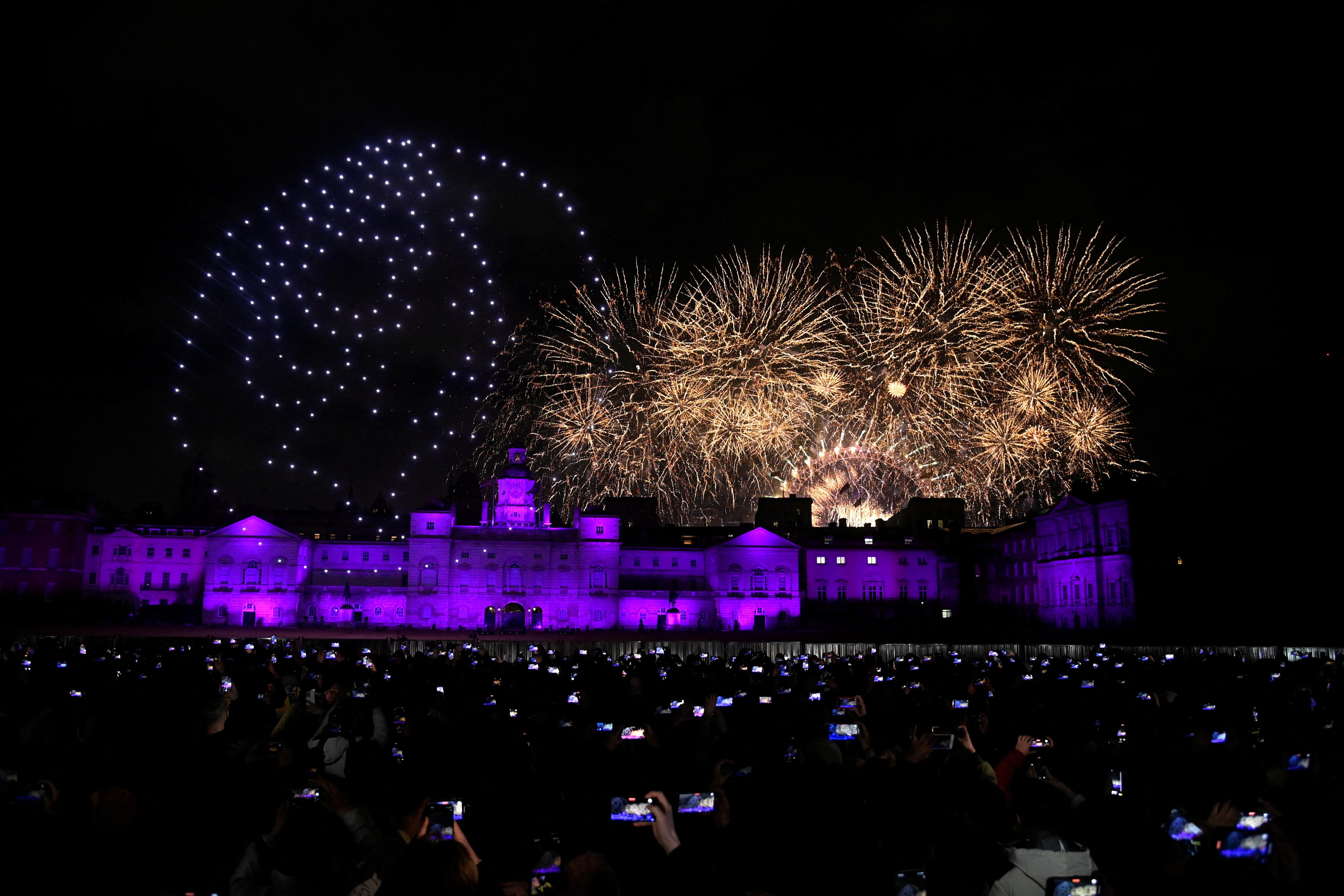 Trình diễn pháo hoa và ánh sáng tái hiện hình ảnh Nữ hoàng Elizabeth trong lễ đón năm mới ở trung tâm London, Anh. (Ảnh: Reuters)