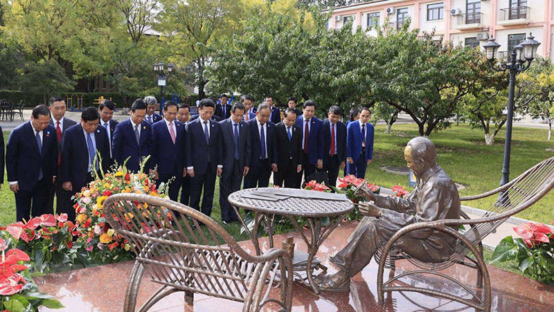 Chủ tịch nước Võ Văn Thưởng gặp mặt cán bộ, nhân viên Đại sứ quán và các cơ quan đại diện Việt Nam tại Trung Quốc ảnh 1