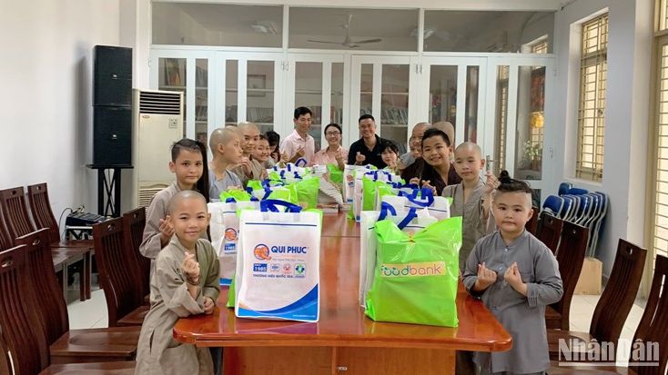 450 phần quà tặng trẻ em khó khăn tại quận Bình Tân ảnh 1
