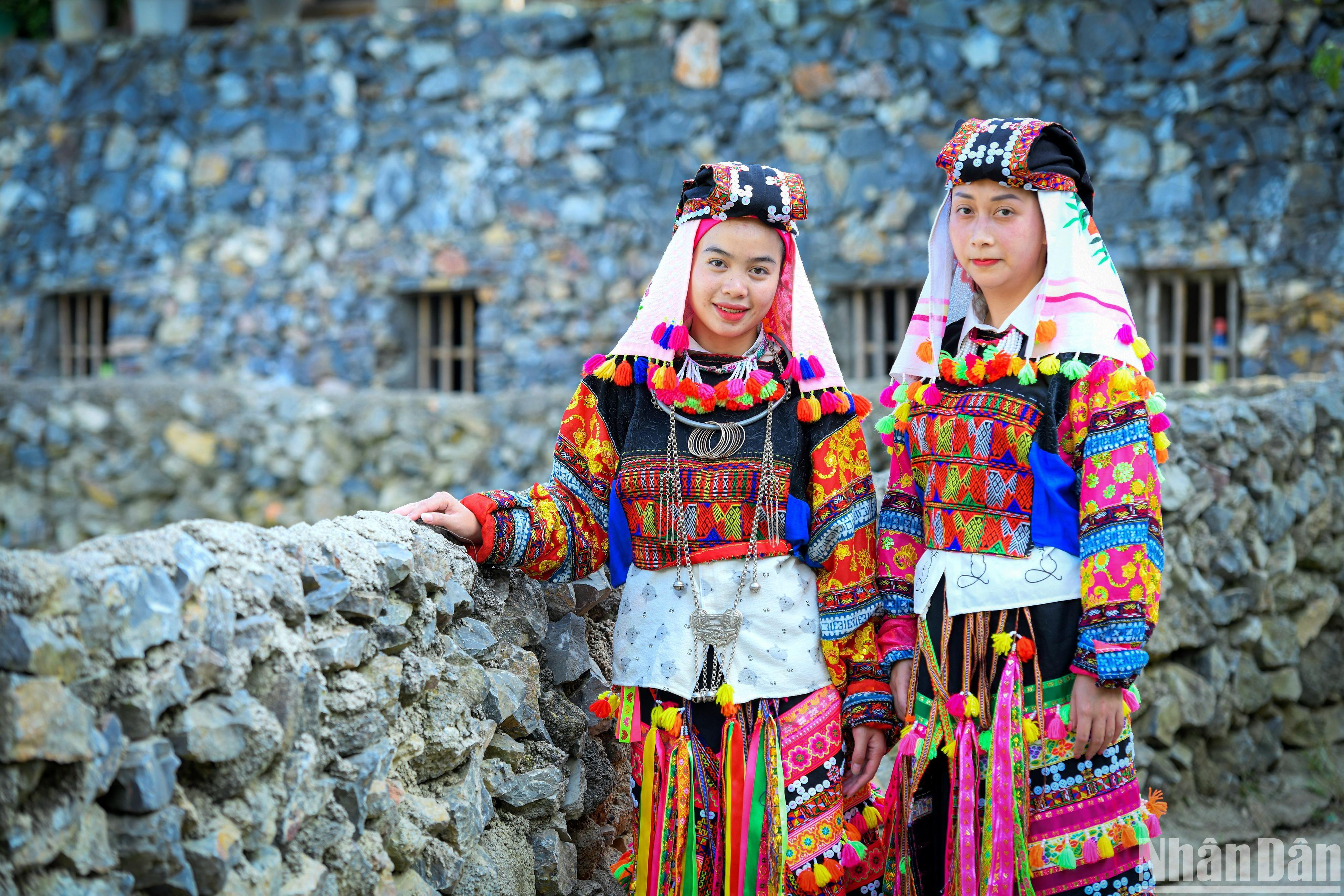 Trang phục rực rỡ sắc màu của các thiếu nữ Lô Lô Hoa. (Ảnh: THÀNH ĐẠT)