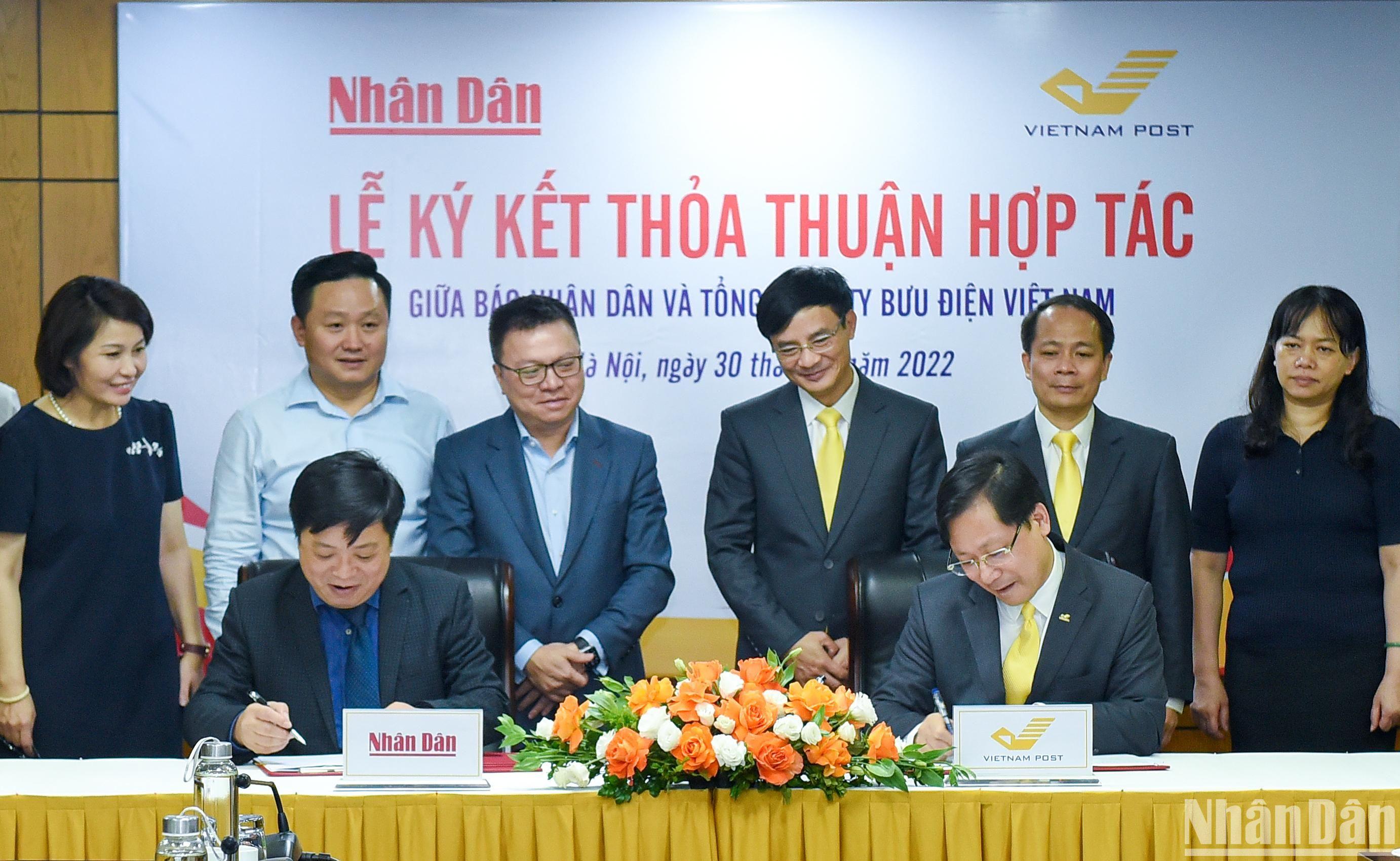 Lễ ký Thỏa thuận hợp tác giữa Báo Nhân Dân và Tổng công ty Bưu điện Việt Nam 