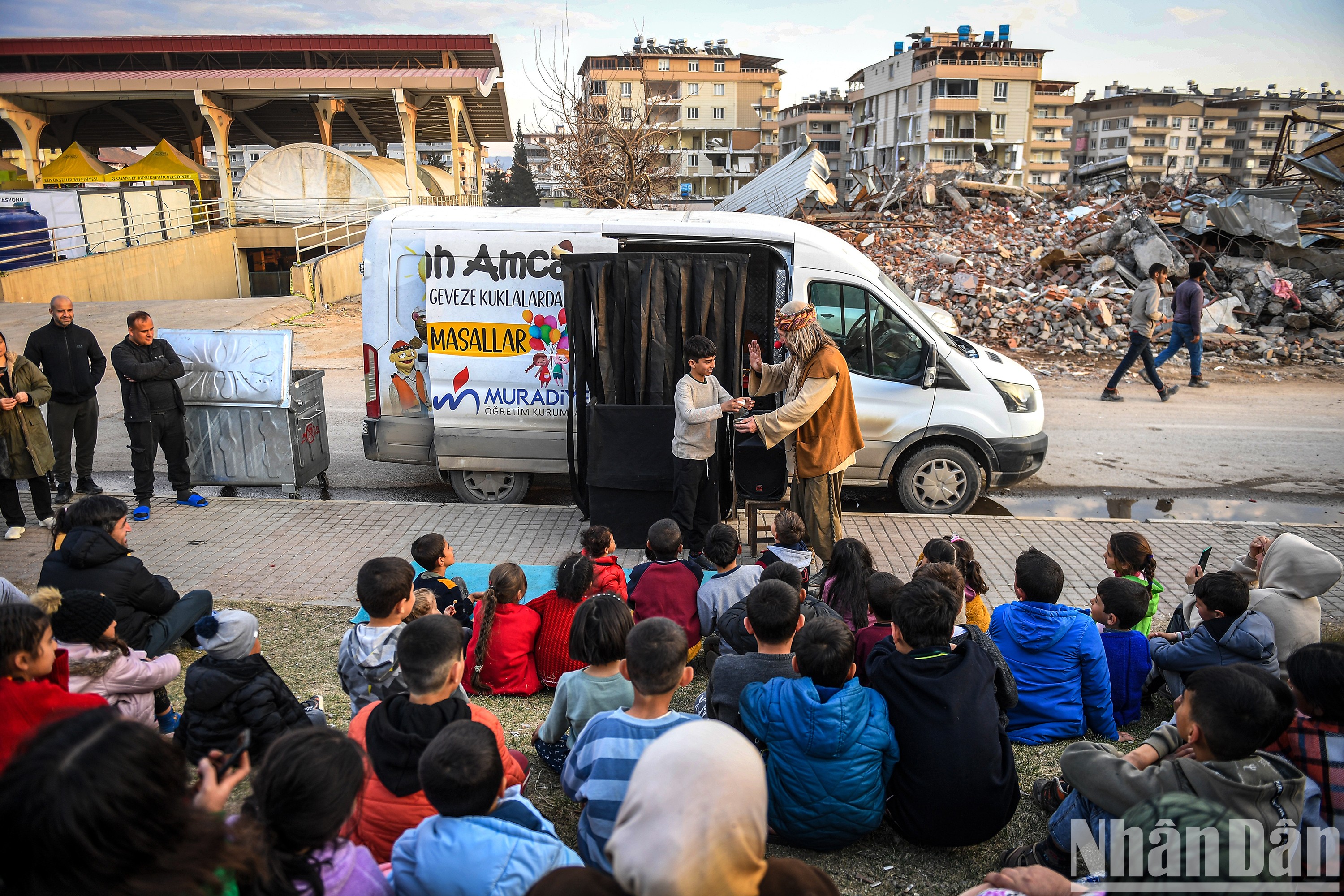 [Ảnh] Chuyến xe múa rối đi xuyên vùng động đất phục vụ "khán giả nhí" tại Thổ Nhĩ Kỳ