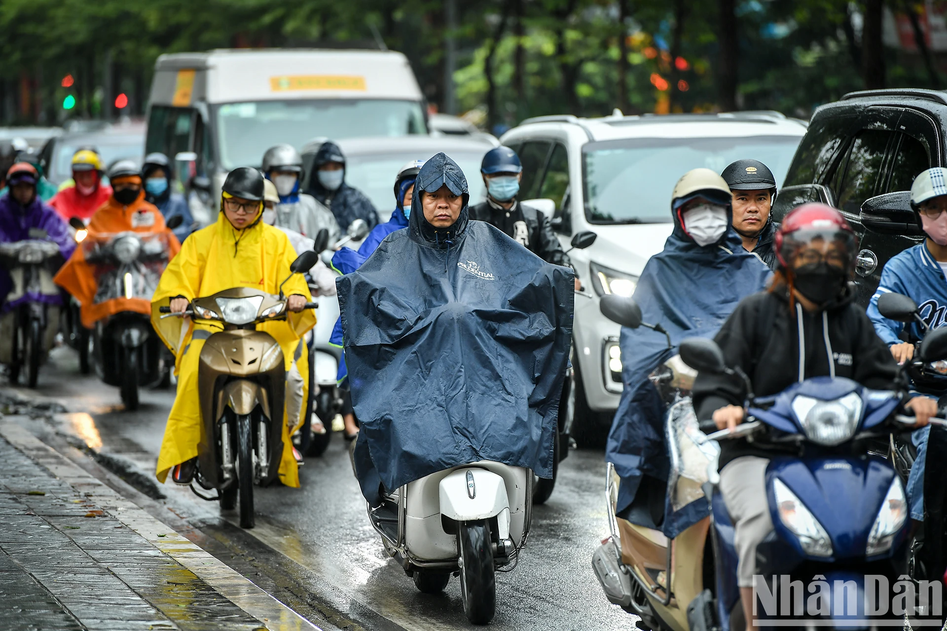 [Ảnh] Hà Nội: Nhiều tuyến phố ùn tắc trong ngày mưa rét ngày đầu tuần ảnh 8