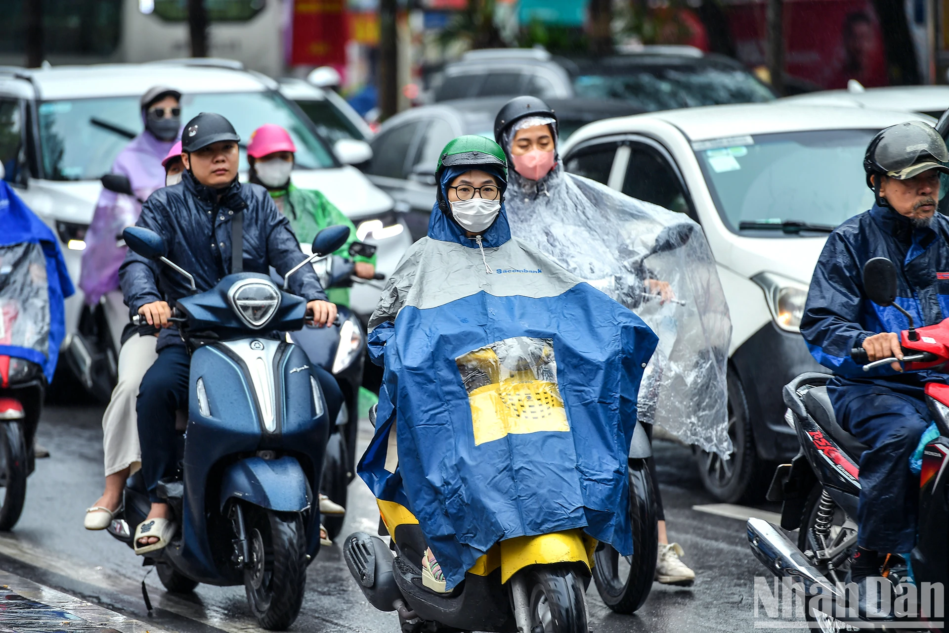 [Ảnh] Hà Nội: Nhiều tuyến phố ùn tắc trong ngày mưa rét ngày đầu tuần ảnh 10