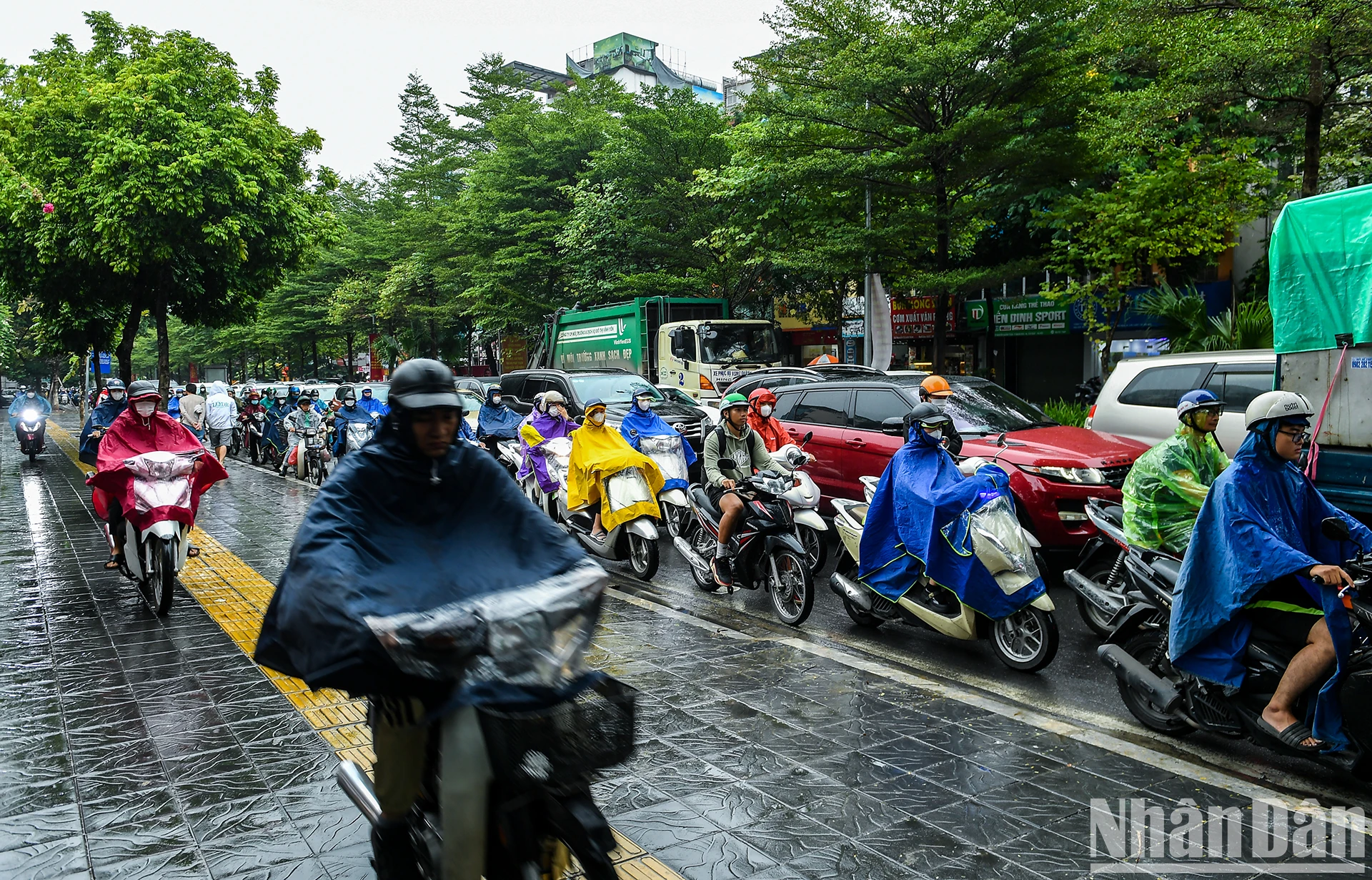 [Ảnh] Hà Nội: Nhiều tuyến phố ùn tắc trong ngày mưa rét ngày đầu tuần ảnh 11
