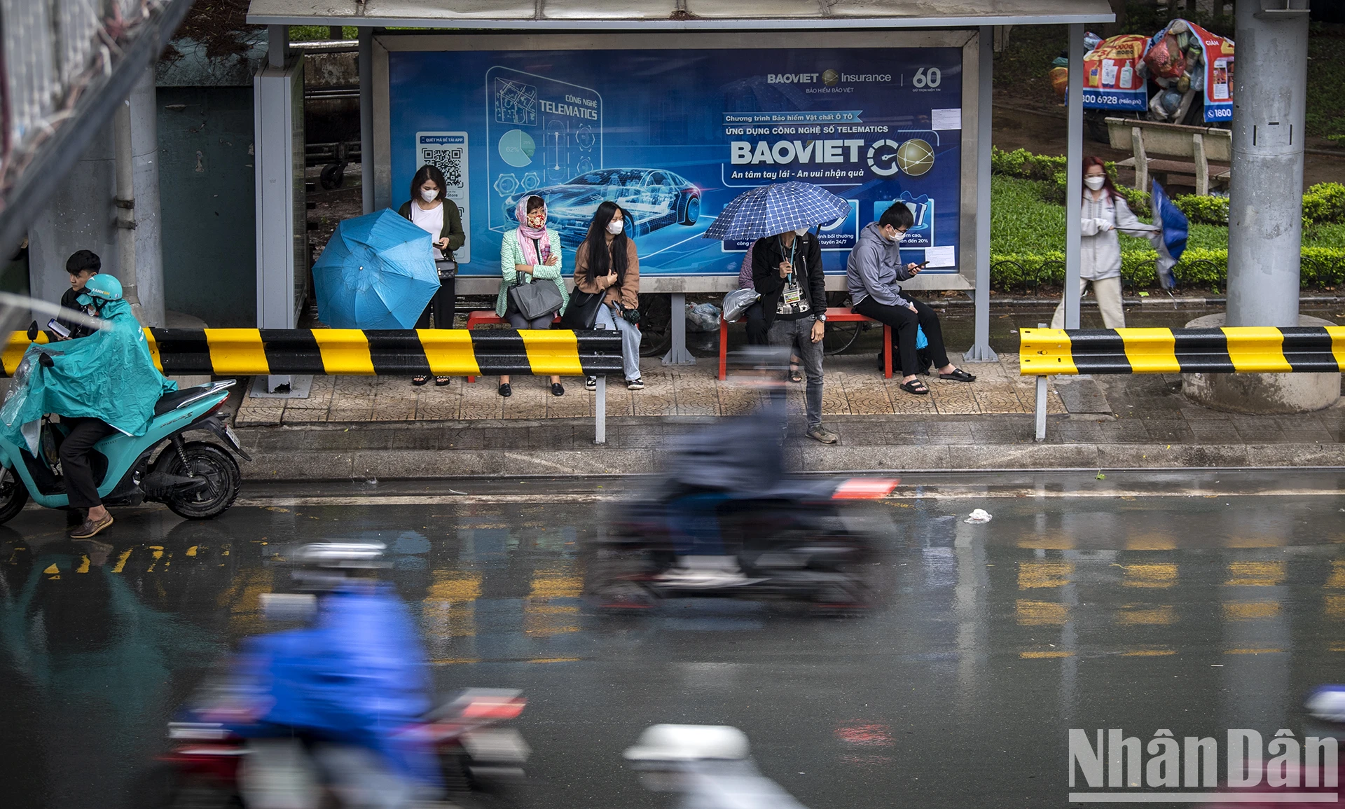 [Ảnh] Hà Nội: Nhiều tuyến phố ùn tắc trong ngày mưa rét ngày đầu tuần ảnh 5