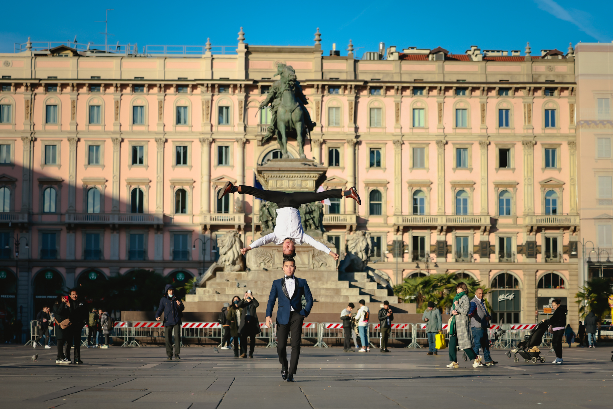 Quốc Cơ – Quốc Nghiệp tại Đài tưởng niệm 127 năm tuổi Vittorio Emanuele II nằm ở trung tâm quảng trường Piazza Del Duomo. Quảng trường này có niên đại 1.300 năm.