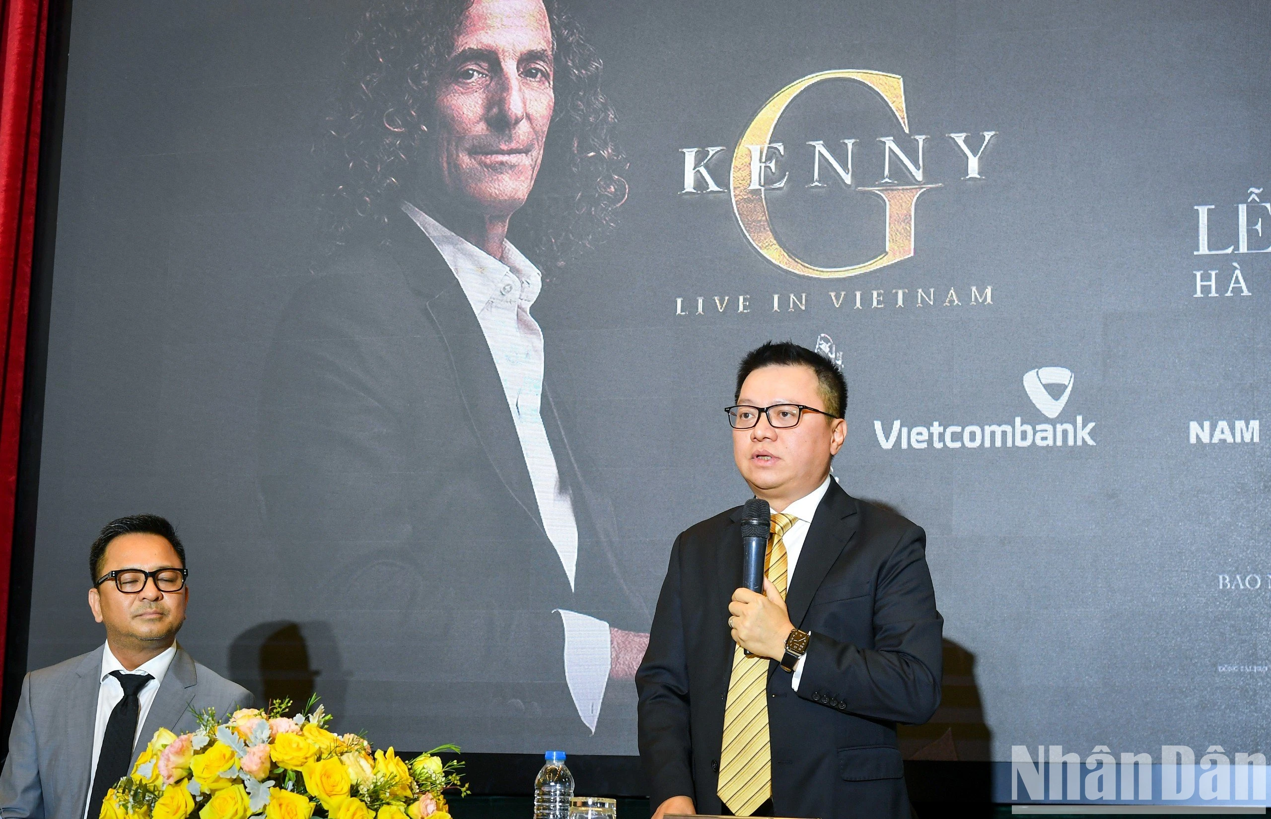 Kenny G biểu diễn ở Việt Nam trong dự án âm nhạc quốc tế do Báo Nhân Dân khởi xướng ảnh 1