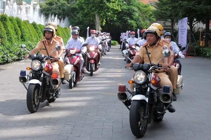 Lễ phát động học sinh, sinh viên nghiêm chỉnh chấp hành pháp luật về an toàn giao thông năm học 2023-2024. Ảnh: Thiên Vương