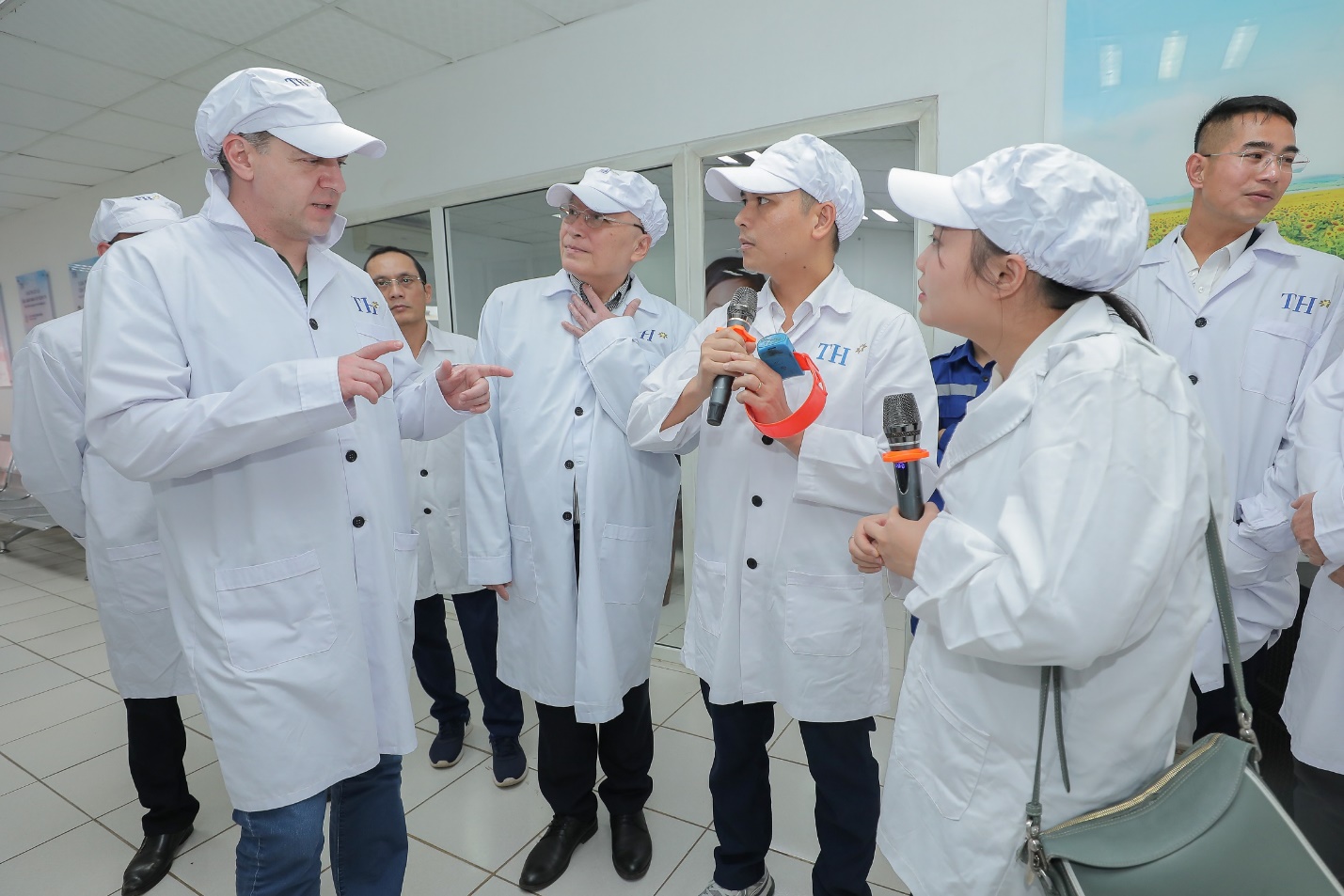Bộ trưởng Nông nghiệp tỉnh Kaluga (Nga) thăm trang trại của Tập đoàn TH ảnh 2