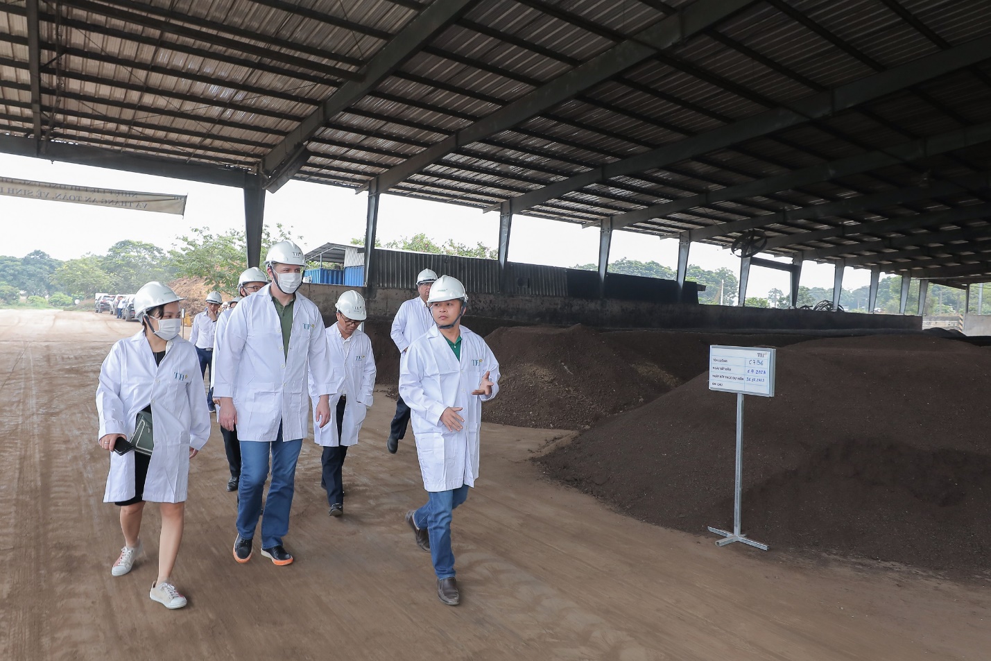 Bộ trưởng Nông nghiệp tỉnh Kaluga (Nga) thăm trang trại của Tập đoàn TH ảnh 3
