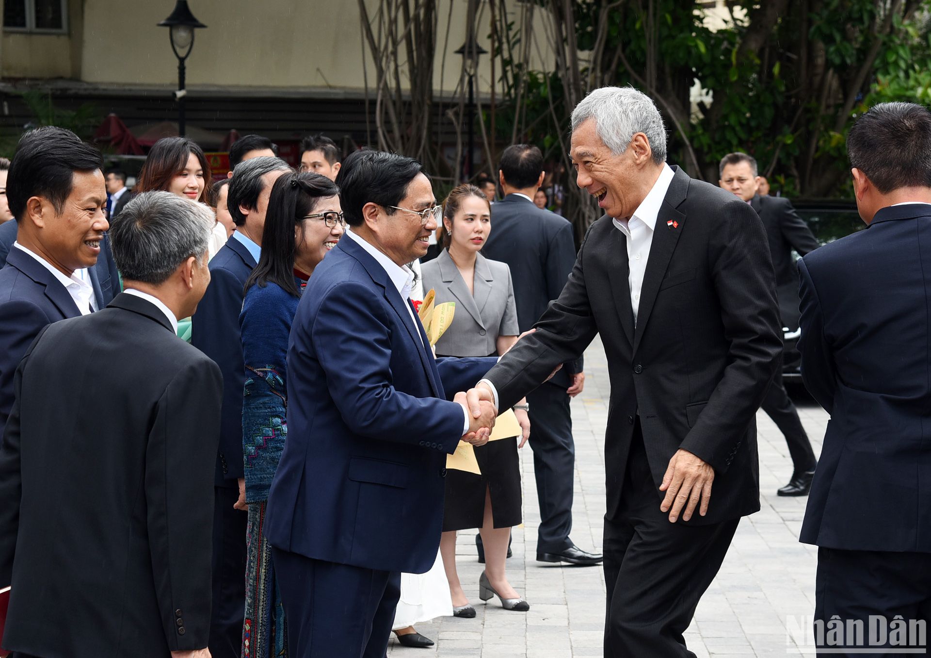 Thủ tướng Phạm Minh Chính và lãnh đạo Đại học Quốc gia Hà Nội đón Thủ tướng Singapore Lý Hiển Long cùng phu nhân.