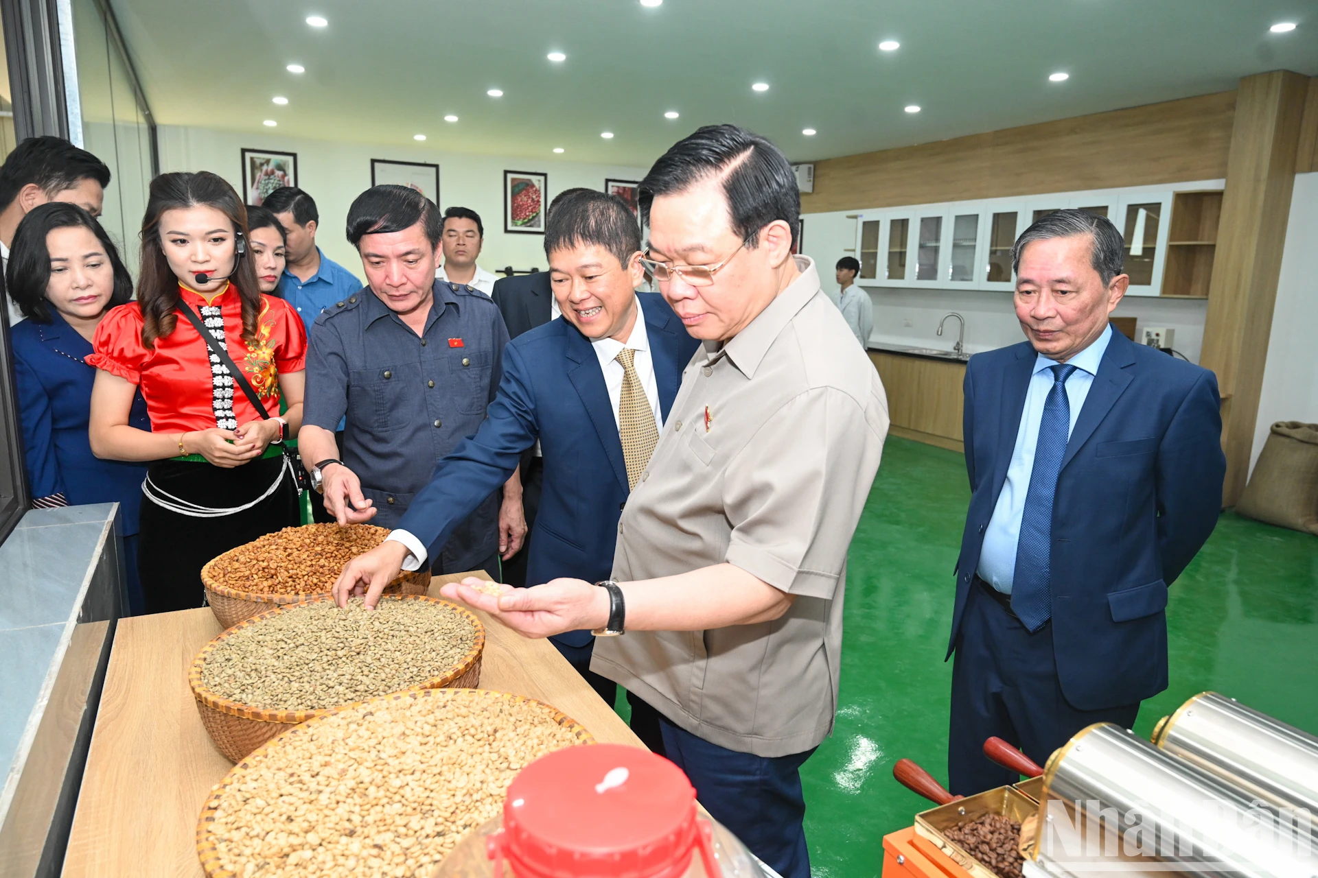 [Ảnh] Chủ tịch Quốc hội Vương Đình Huệ thăm vùng trồng cà-phê Sơn La ảnh 9
