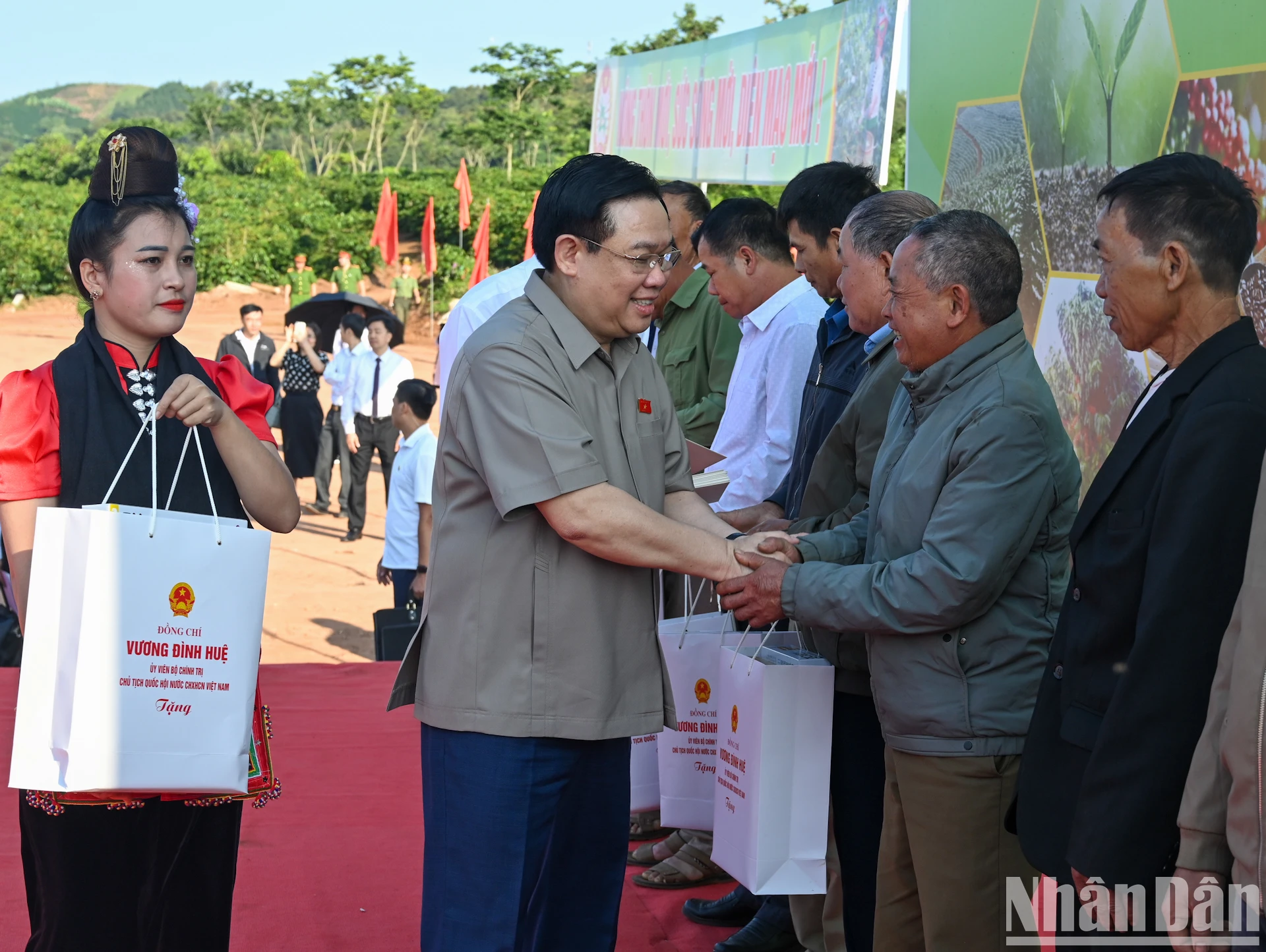 [Ảnh] Chủ tịch Quốc hội Vương Đình Huệ thăm vùng trồng cà-phê Sơn La ảnh 2