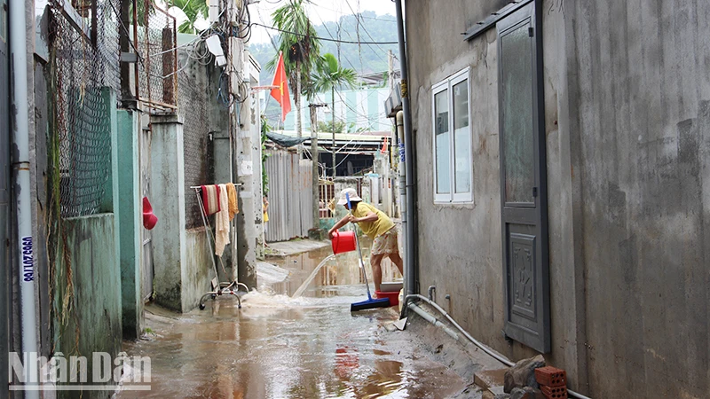 Mưa giảm, nước dần rút, người dân Đà Nẵng dọn dẹp nơi ở ảnh 4