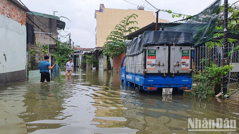 Mưa giảm, nước dần rút, người dân Đà Nẵng dọn dẹp nơi ở ảnh 5