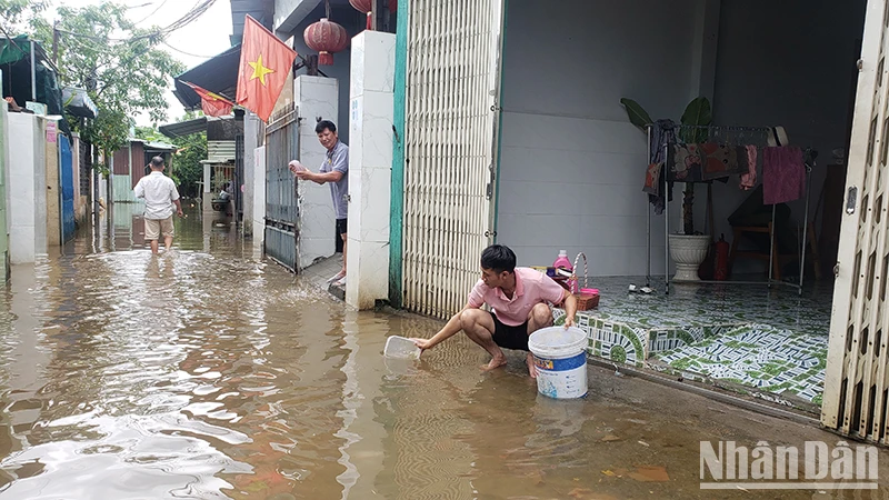 Mưa giảm, nước dần rút, người dân Đà Nẵng dọn dẹp nơi ở ảnh 2