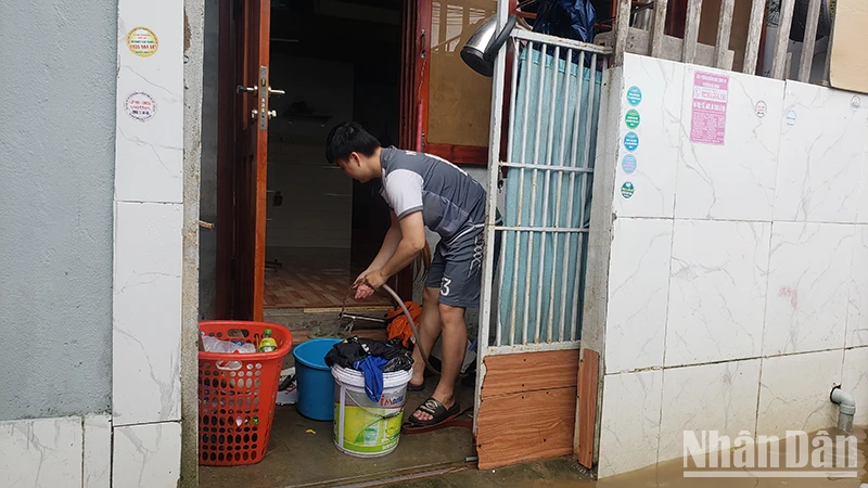 Mưa giảm, nước dần rút, người dân Đà Nẵng dọn dẹp nơi ở ảnh 3