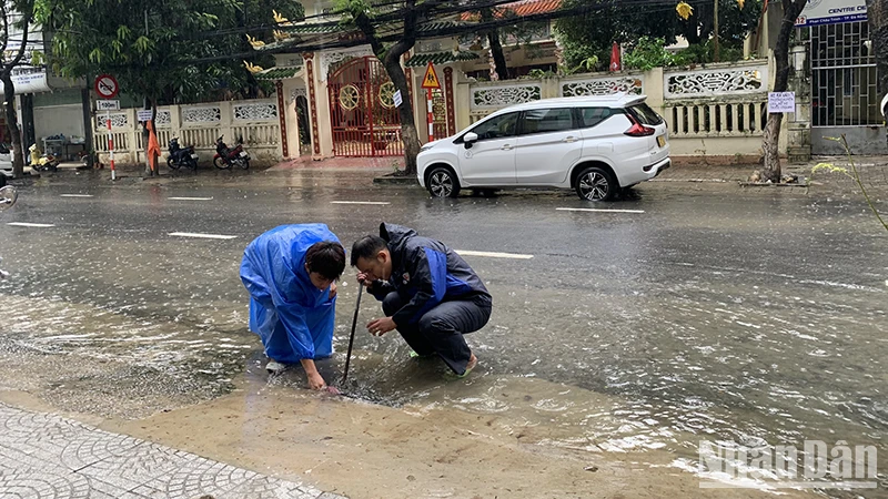 Thanh niên Đà Nẵng tham gia hỗ trợ ứng phó mưa lũ ảnh 1