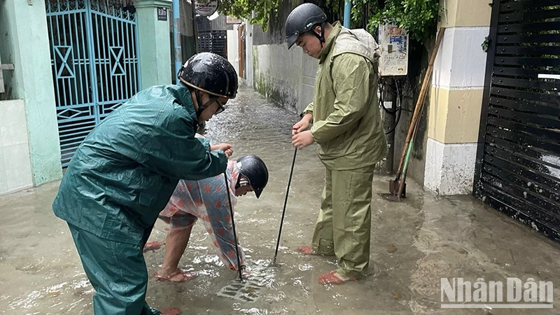 Thanh niên Đà Nẵng tham gia hỗ trợ ứng phó mưa lũ ảnh 2
