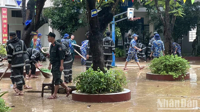 Thanh niên Đà Nẵng tham gia hỗ trợ ứng phó mưa lũ ảnh 4