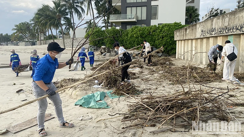 2.000 đoàn viên, thanh niên dọn rác dọc bãi biển Đà Nẵng ảnh 1