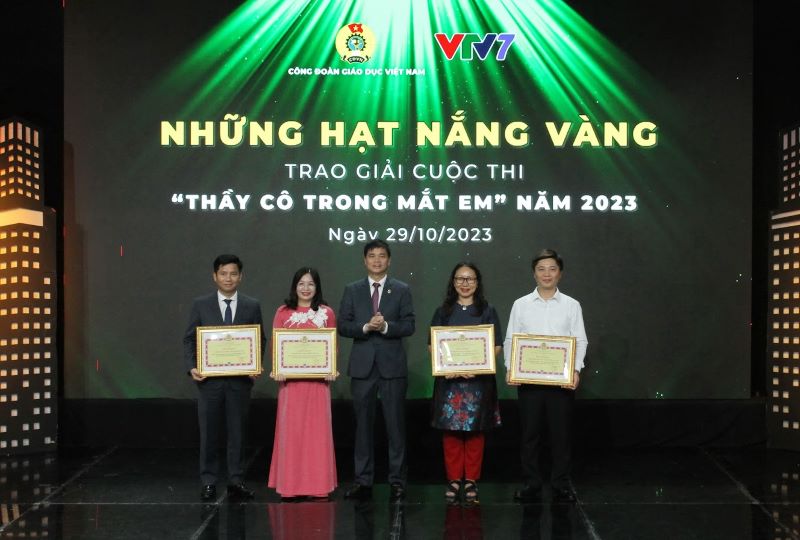 Thầy cô trong mắt em: Những hạt nắng vàng ảnh 3