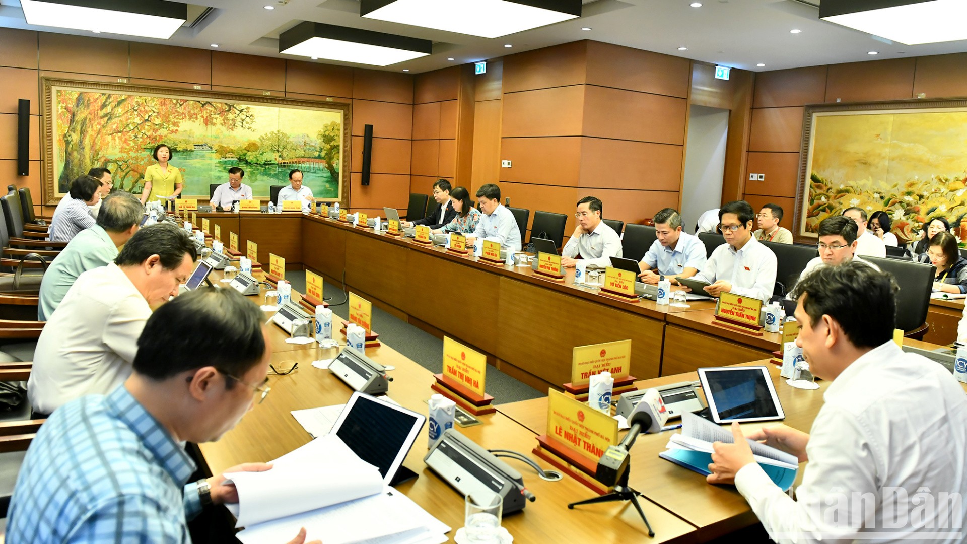 Các đại biểu Quốc hội đoàn Hà Nội thảo luận tại tổ về 2 dự án luật.
