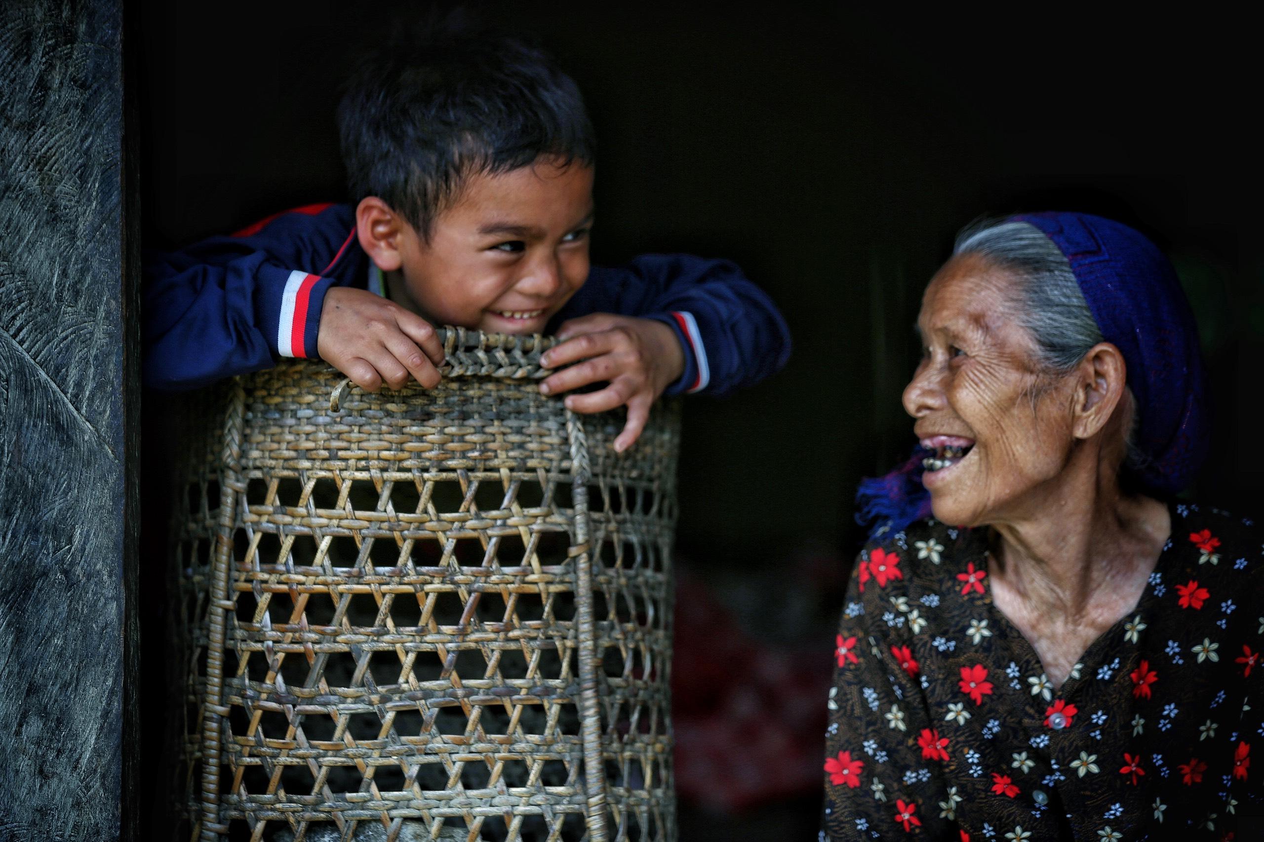 Hai bà cháu Bru-Vân Kiều. (Ảnh: Thành Đạt)