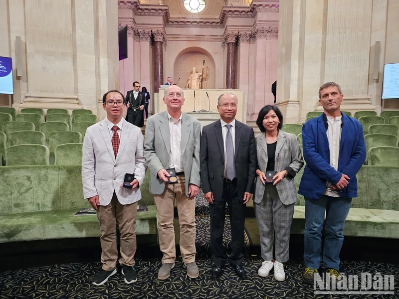 Hai nhà khoa học Việt Nam nhận giải thưởng hàn lâm Pháp ảnh 4