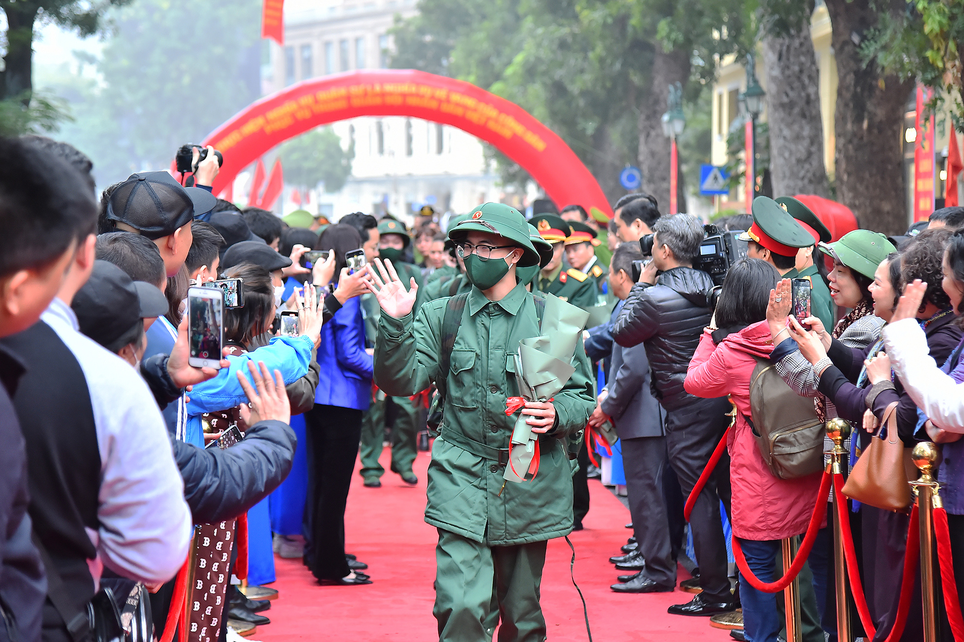 Nét hân hoan của những tân binh tại Lễ giao nhận quân năm 2023 của quận Hoàn Kiếm.
