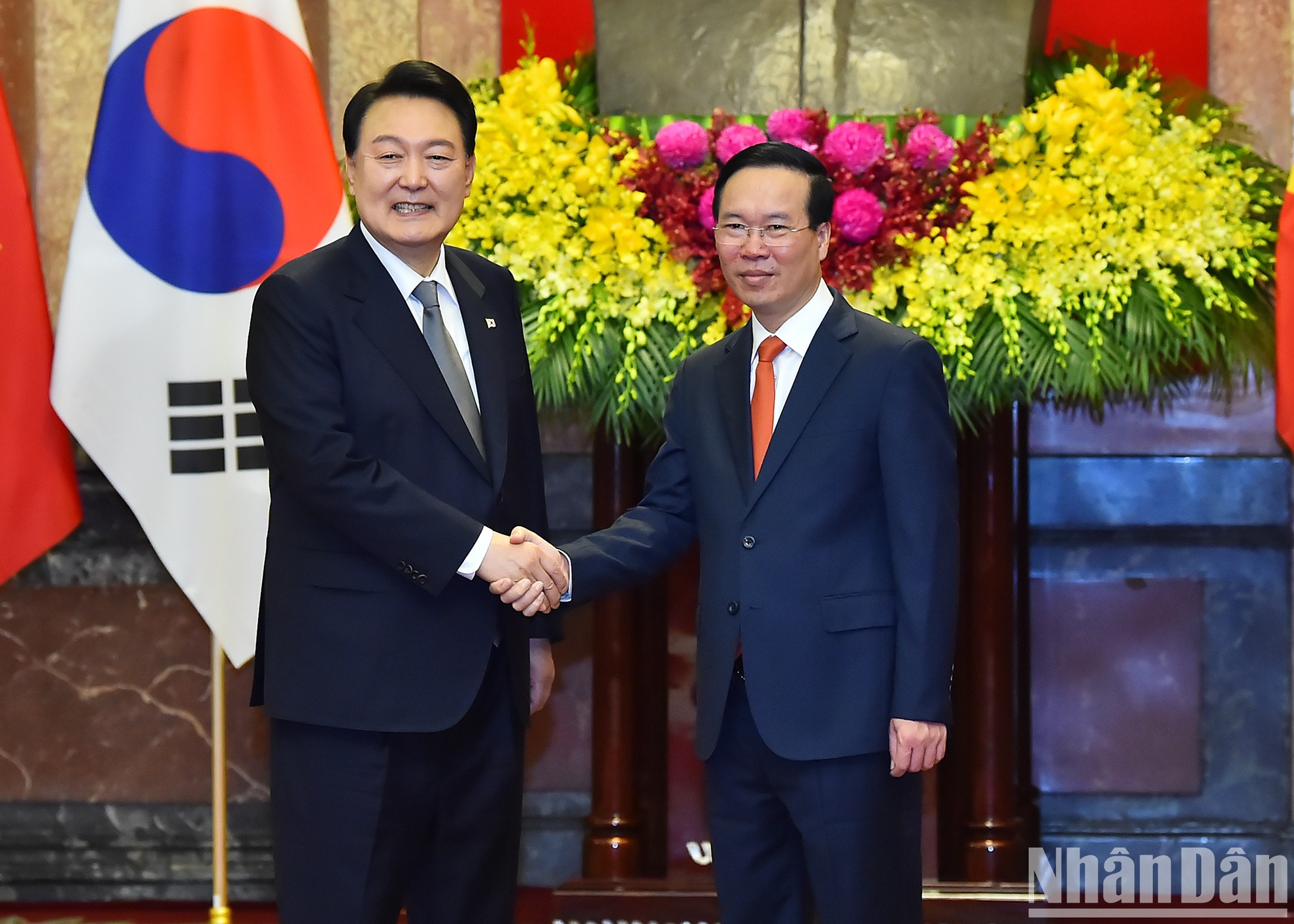 Chủ tịch nước Võ Văn Thưởng và Tổng thống Đại Hàn Dân Quốc Yoon Suk Yeol tại lễ đón.