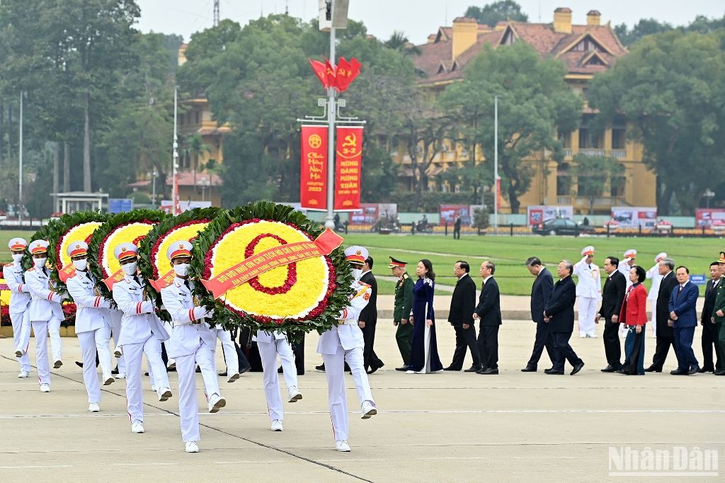 Các đồng chí lãnh đạo, nguyên lãnh đạo Đảng, Nhà nước vào Lăng viếng Chủ tịch Hồ Chí Minh.