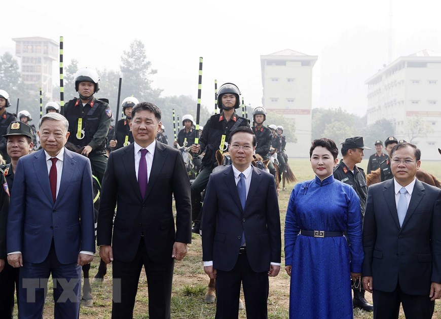 [Ảnh] Chủ tịch nước và Tổng thống Mông Cổ thăm Bộ Tư lệnh Cảnh sát cơ động ảnh 1