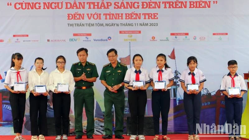 Triển khai chương trình “Cùng ngư dân thắp sáng đèn trên biển” tại Bến Tre ảnh 2