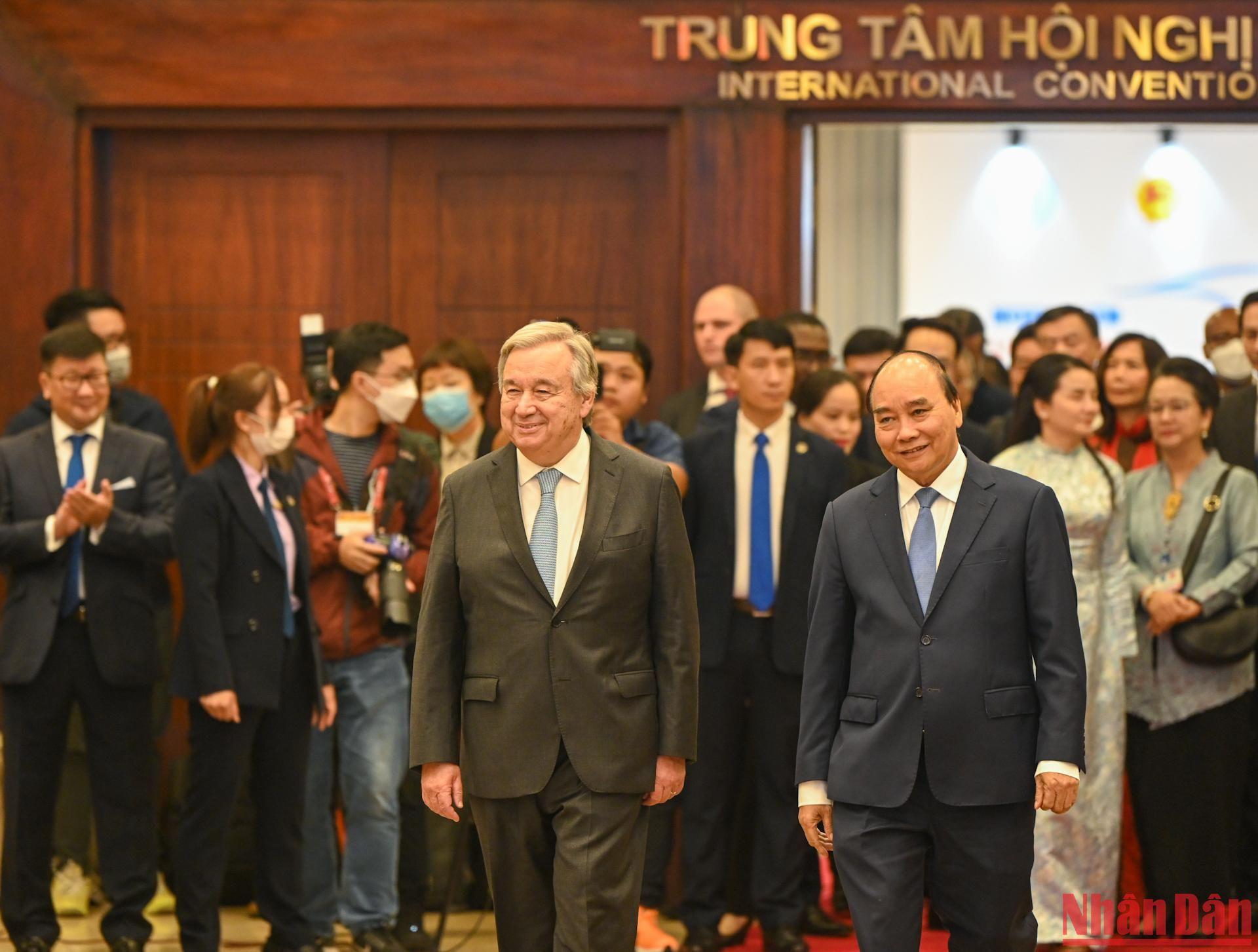 Chủ tịch nước Nguyễn Xuân Phúc và Tổng Thư ký Liên hợp quốc Antonio Guterres dự lễ kỷ niệm.