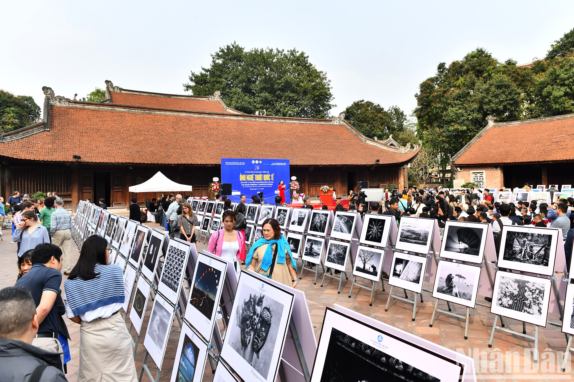 Không gian trưng bày triển lãm ảnh nghệ thuật quốc tế lần thứ 12, năm 2023 (VN-23) tại Văn Miếu-Quốc Tử Giám, Hà Nội.