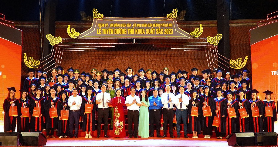 96 thủ khoa đại học năm 2023 của Thủ đô ghi danh sổ vàng tại Văn Miếu ảnh 2