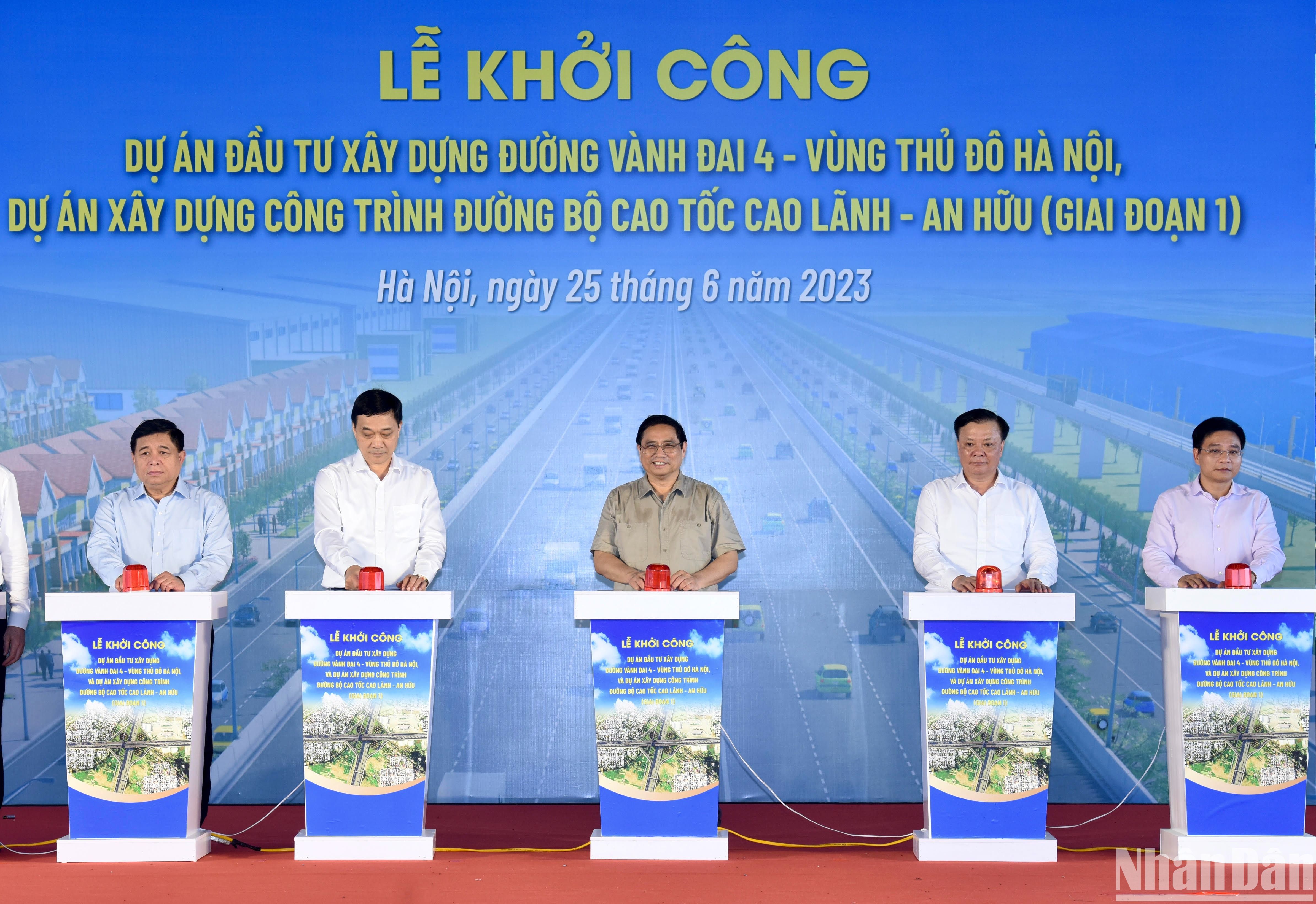 Thủ tướng Phạm Minh Chính và các đại biểu thực hiện bấm nút phát lệnh khởi công Dự án.