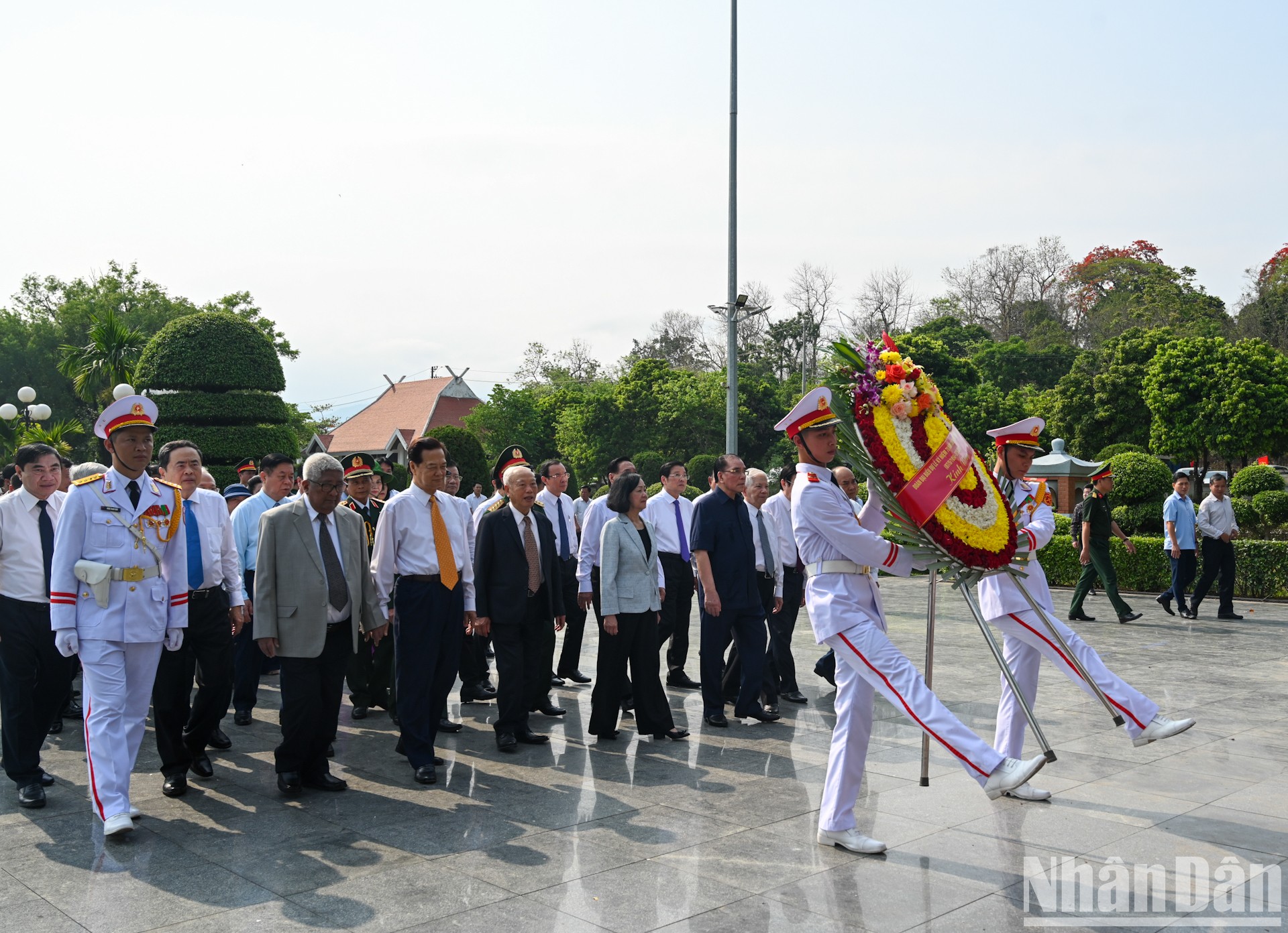 Các đồng chí lãnh đạo, nguyên lãnh đạo Đảng, Nhà nước đặt vòng hoa tưởng niệm các Anh hùng, liệt sĩ tại Nghĩa trang Liệt sĩ quốc gia A1.