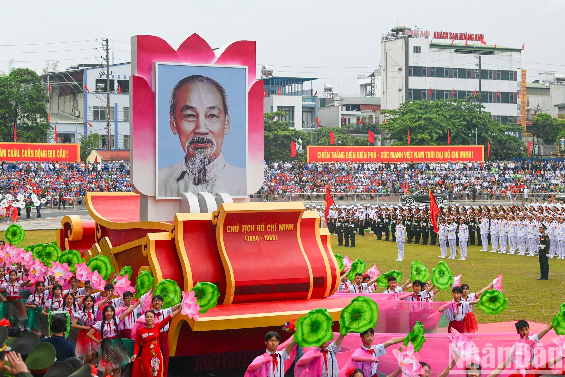 Xe rước ảnh chân dung Chủ tịch Hồ Chí Minh tiến vào lễ đài trong Lễ kỷ niệm 70 năm Chiến thắng Điện Biên Phủ.