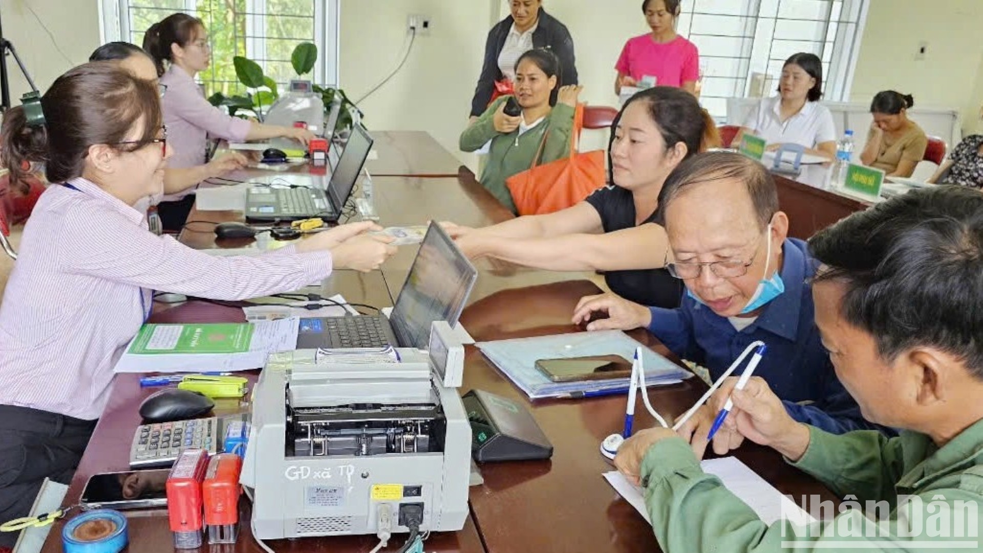 Chi nhánh Ngân hàng Chính sách tỉnh Yên Bái khẩn trương cho vay bổ sung nguồn vốn để người nghèo và các đối tượng chính sách khác khôi phục sản xuất kinh doanh sau mưa lũ.