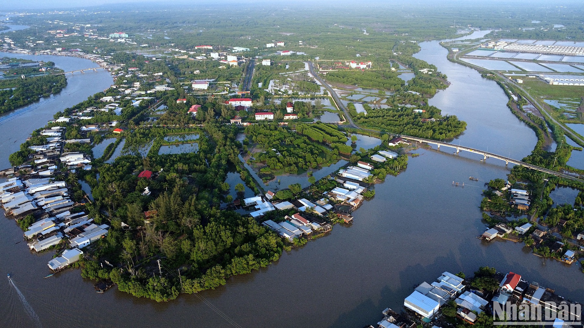 Một góc trung tâm huyện Ngọc Hiển ngày nay, quê hương mang tên người anh hùng trong cuộc Khởi nghĩa Hòn Khoai tại Cà Mau cách nay 84 năm. 