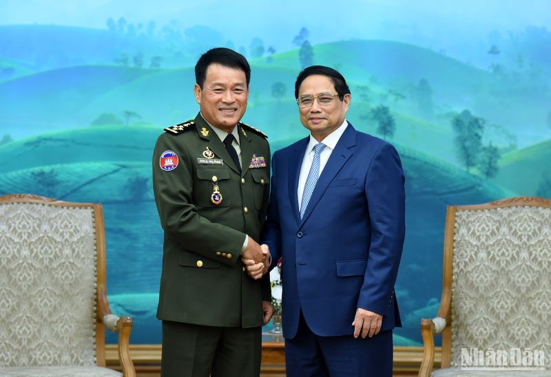 Thủ tướng Phạm Minh Chính đón Đại tướng Vong Pisen, Tổng Tư lệnh Quân đội Hoàng gia Campuchia.